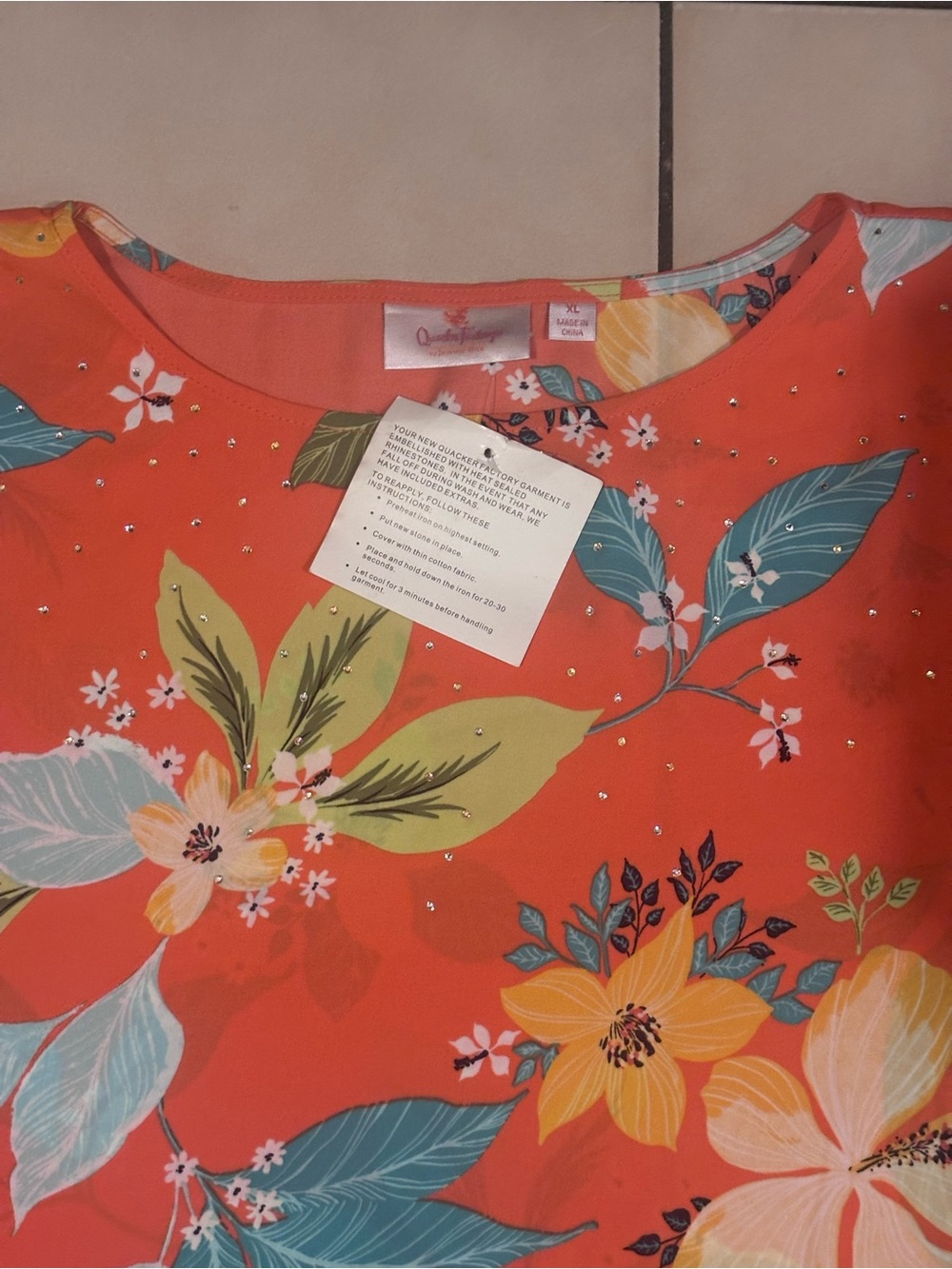 Quacker Factory Coral Floral Blouse - Picture 5 of 7